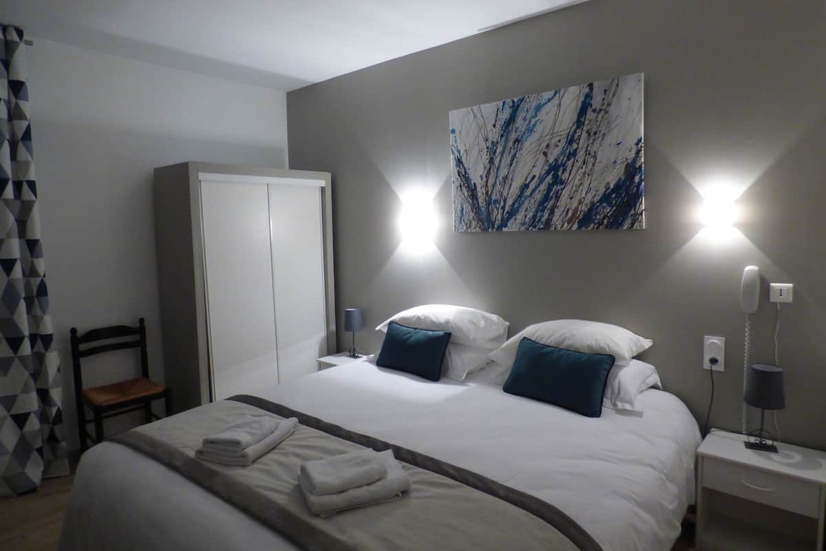 desk, soundproofing, iron/ironing board, free wifi