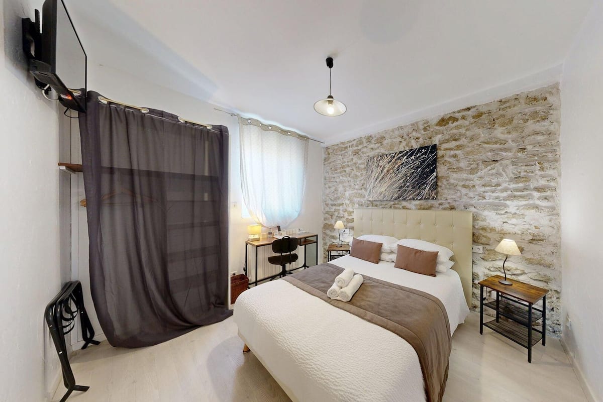 Quarto casal conforto | Escrivaninha, quartos à prova de som, ferros/tábuas de passar roupa