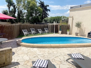 Piscina stagionale all'aperto, lettini