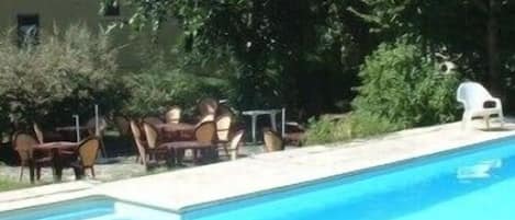 Una piscina al aire libre