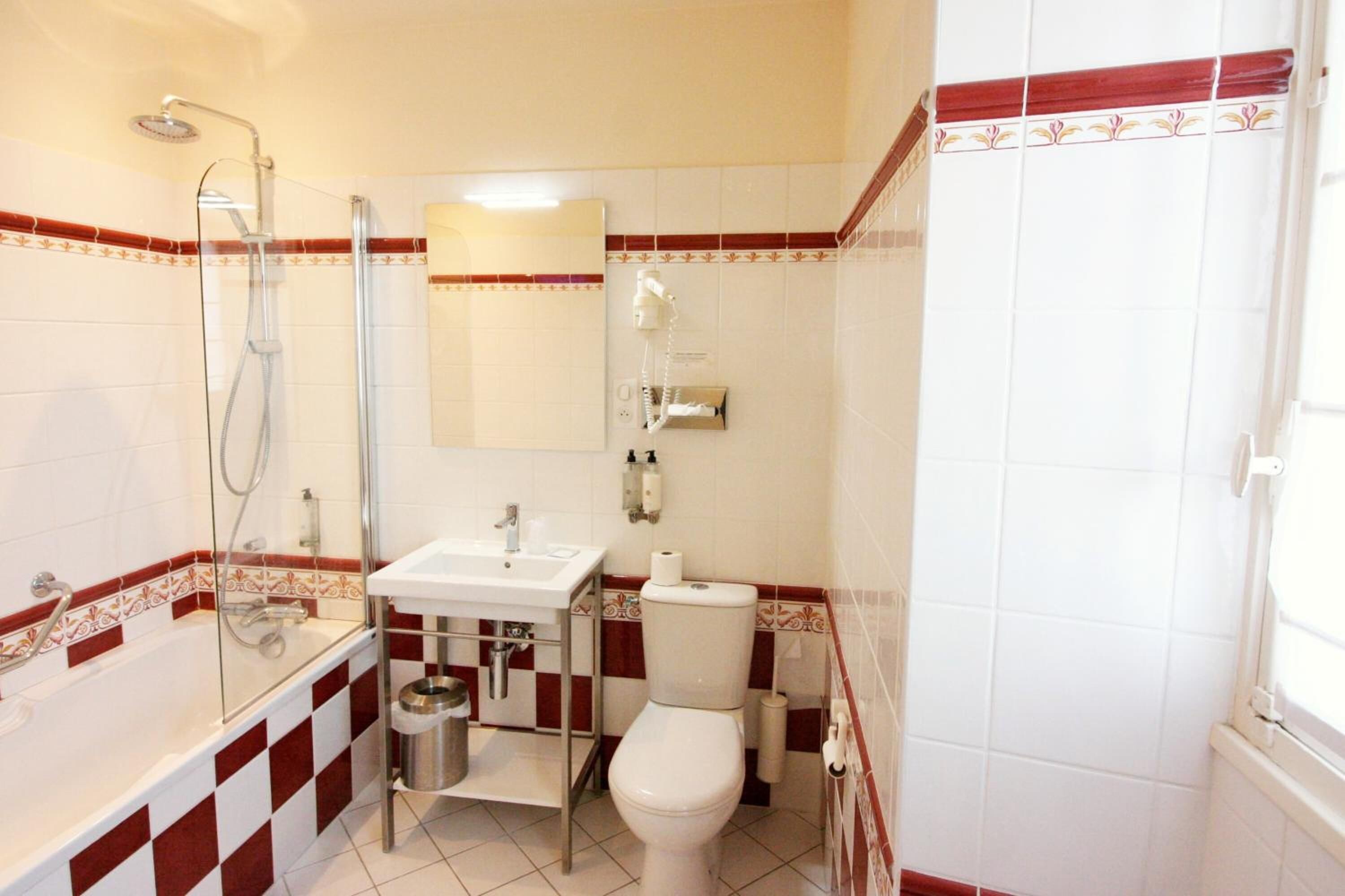 Un baño con ducha, inodoro y lavamanos.
