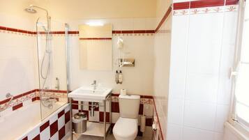 Un baño con ducha, inodoro y lavamanos.
