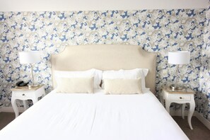 Escritorio, wifi gratis y ropa de cama 