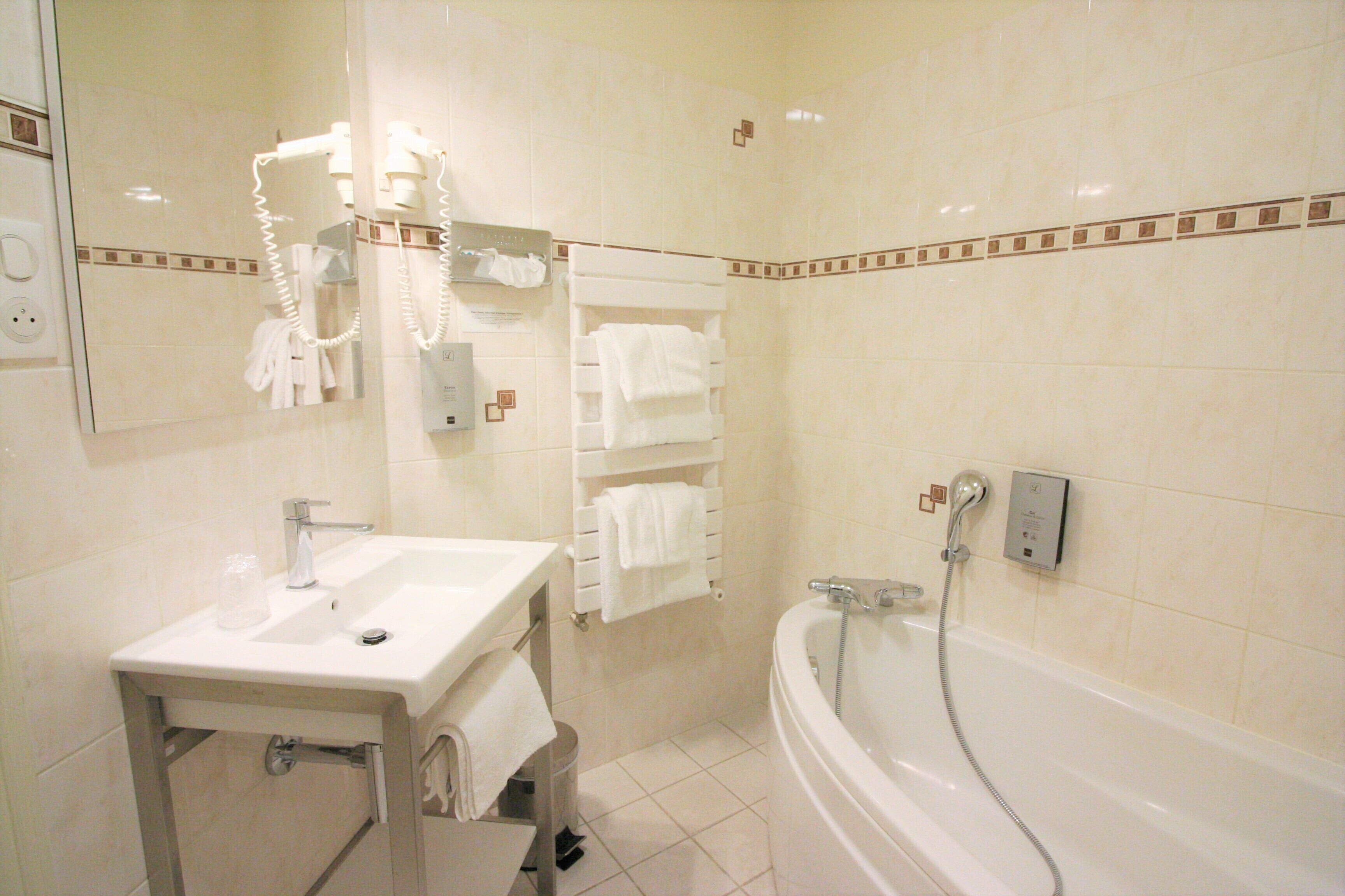 chambre confort double | bathroom | towels