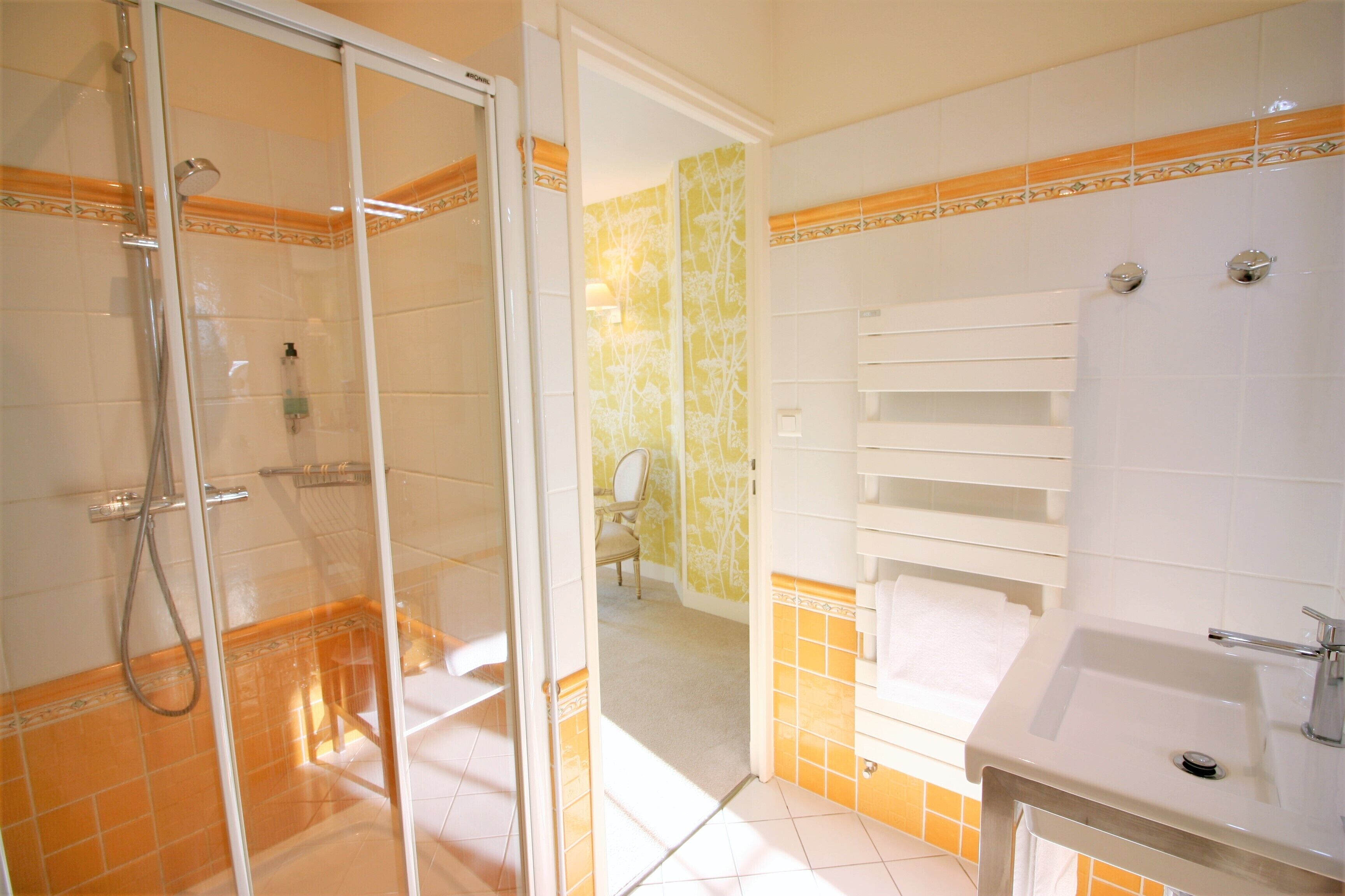 suite junior | bathroom | towels