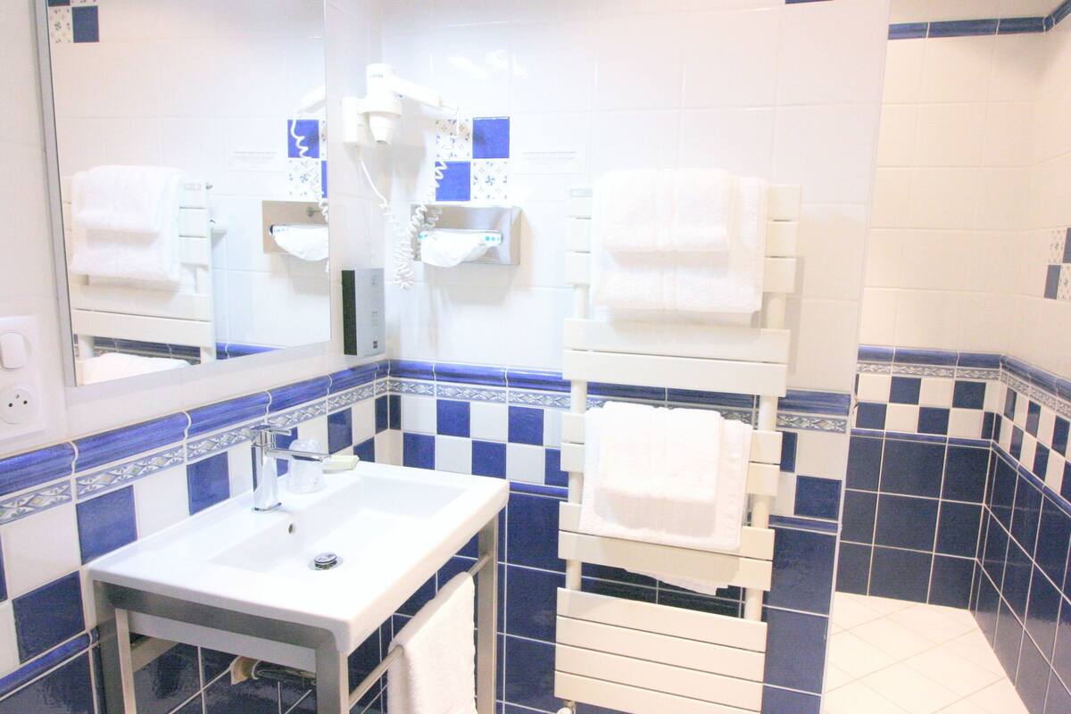 suite junior | bathroom | towels