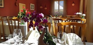 Se sirven comidas, cenas y cocina francesa 