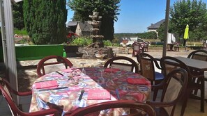 Déjeuner et dîner servis sur place, spécialités Cuisine française