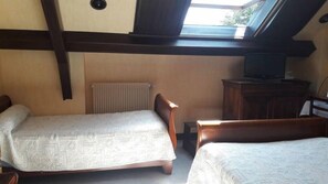Desk, free cribs/infant beds, free WiFi, bed sheets - Le Relais des Monédières (Seilhac)