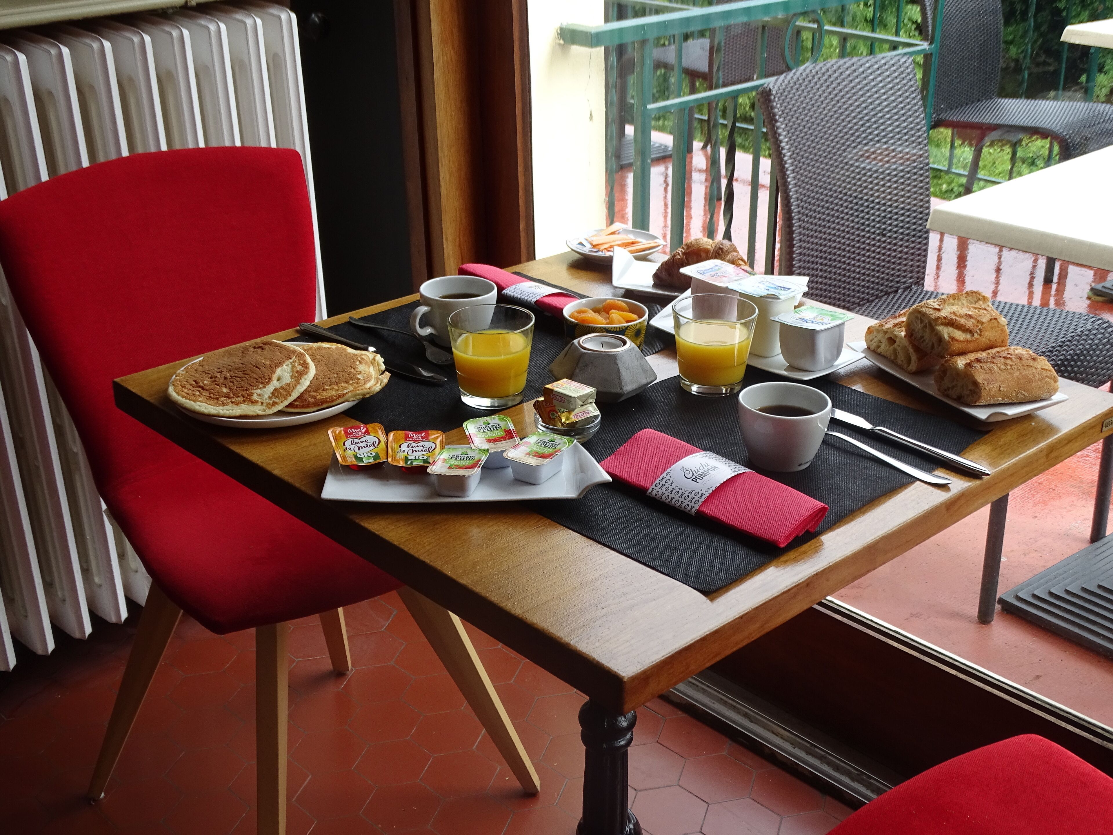 daily cooked-to-order breakfast (eur 10 per person)