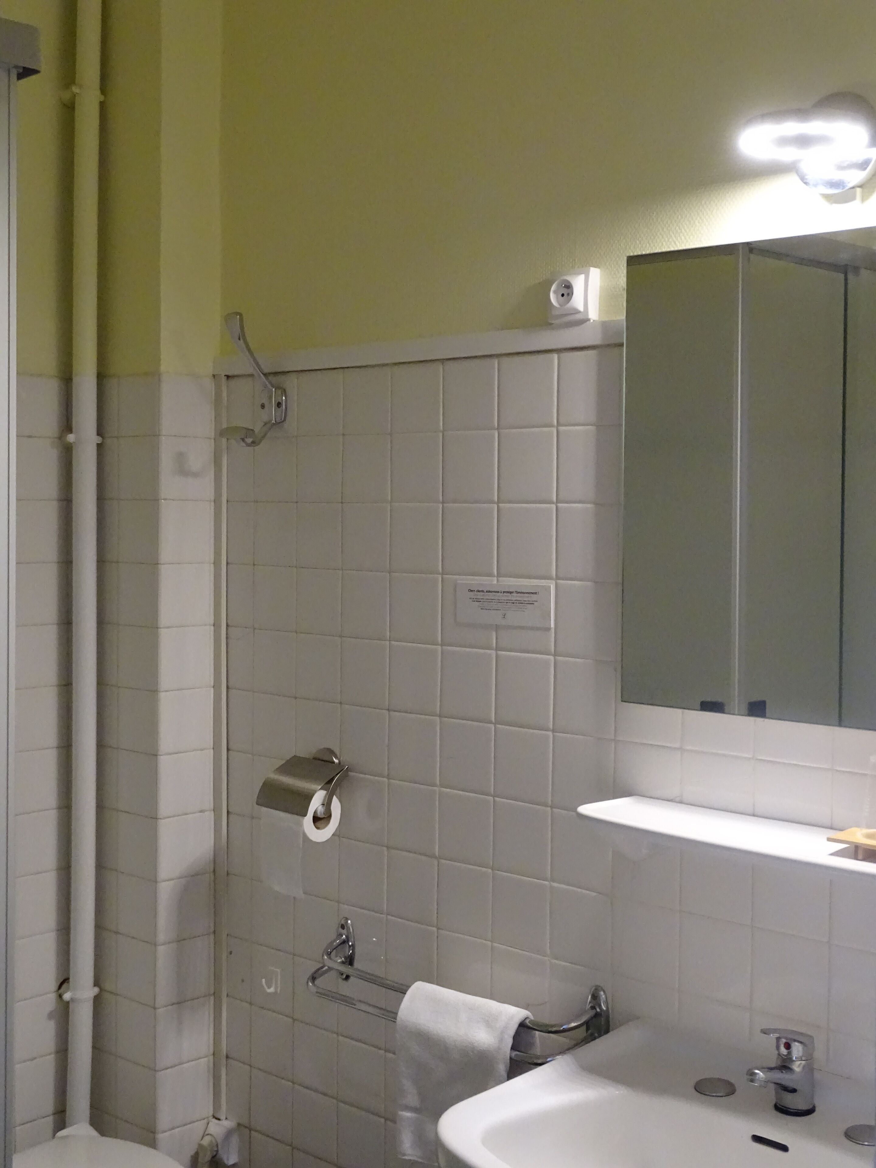 classic double room | bathroom | free toiletries, hair dryer, towels, toilet paper