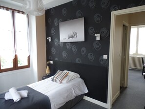 Classic Triple Room | Individually decorated, individually furnished, desk, laptop workspace - Logis Hôtel AMBROISE (Uzerche)