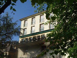 Front of property - evening/night - Logis Hôtel AMBROISE (Uzerche)
