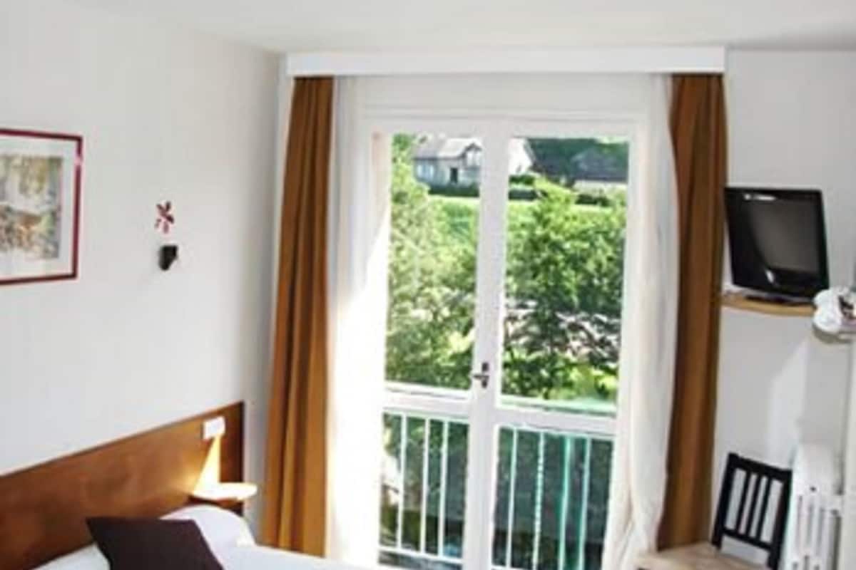 classic double room | 1 bedroom, individually decorated, individually furnished, desk