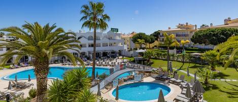 室外游泳池,池畔遮阳伞