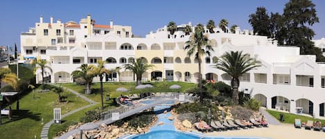 Una piscina al aire libre, sombrillas