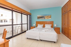 책상, 암막 커튼, 다리미/다리미판, 침대 시트