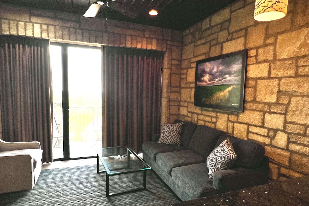 Condo, 1 King Bed | Living area