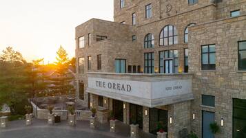 Ein Steingebäude mit der Beschriftung "THE OREAD", das einen Innenhof mit Außenbestuhlung und Blumentöpfen zeigt.