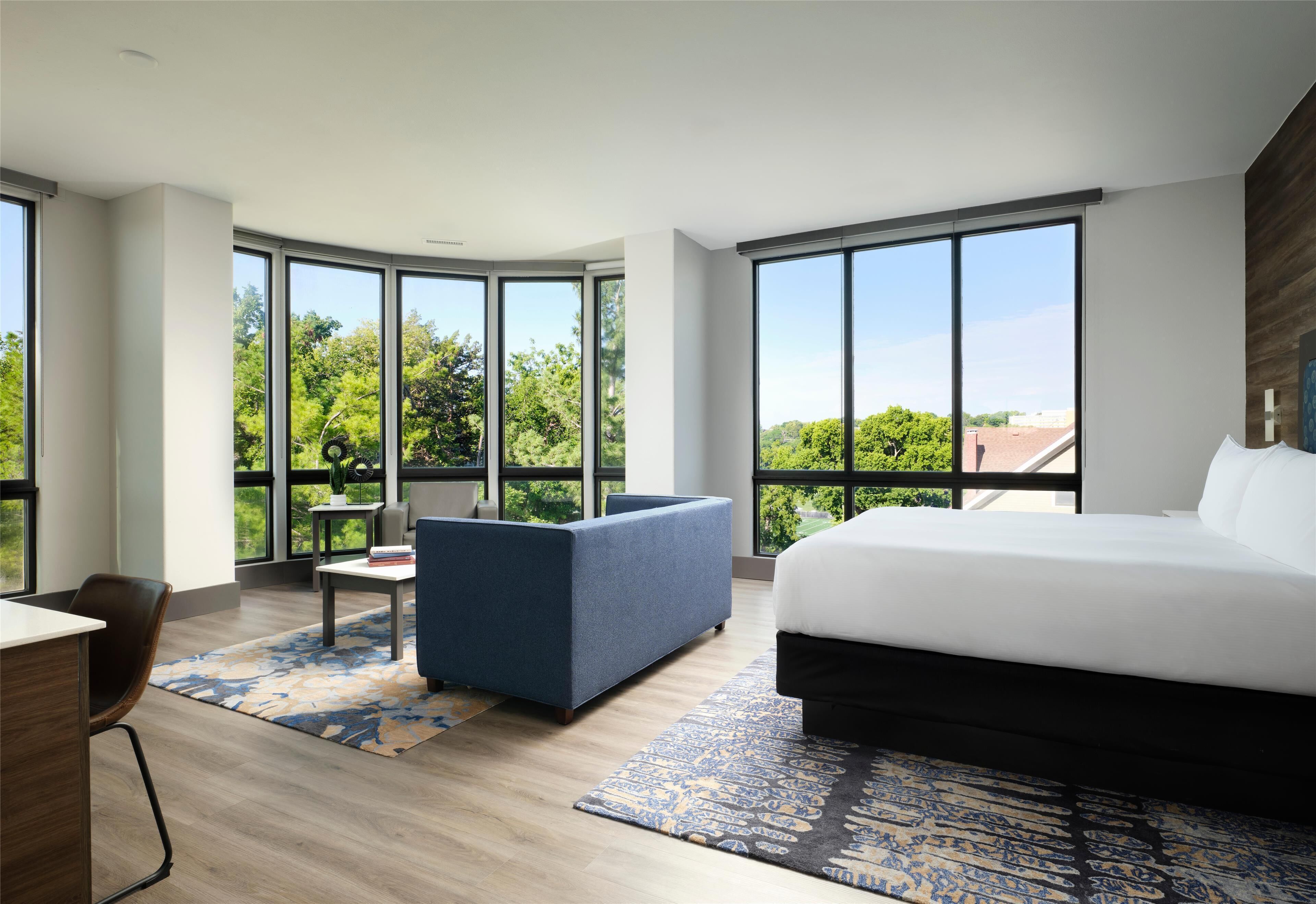 Rom – deluxe, 1 kingsize-seng | Sengetøy av topp kvalitet, safe på rommet og skrivebord