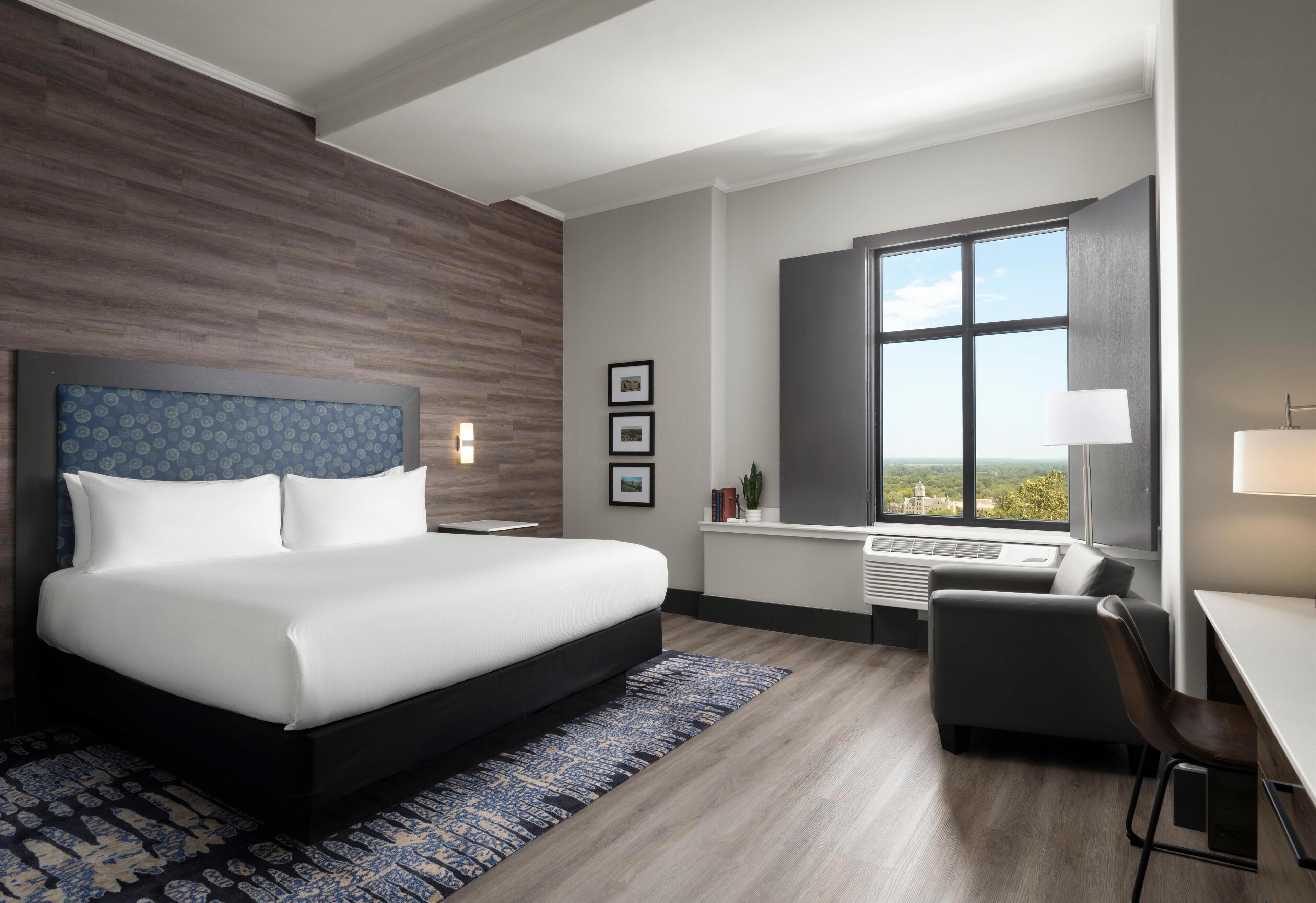 Sengetøy av topp kvalitet, safe på rommet og skrivebord