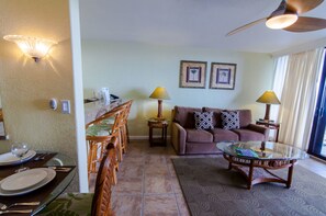 TV, DVD player - Kona Reef Resort (Kailua-Kona)