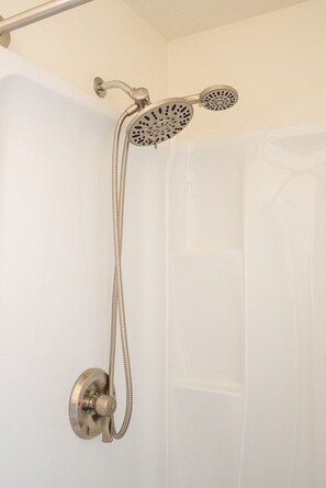 Deluxe Room | Bathroom | Hair dryer, towels