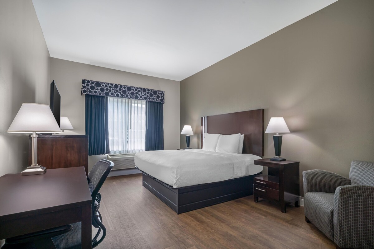 Standard Room, 1 King Bed, Accessible, Bathtub