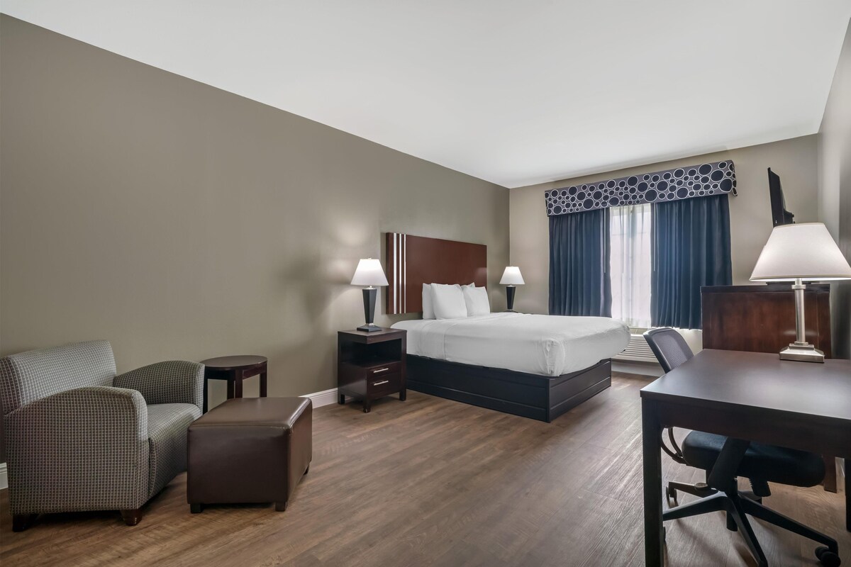 Standard Room, 1 King Bed, Non Smoking, Refrigerator & Microwave