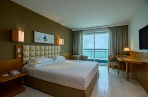 Rom – deluxe, sjøutsikt | Minibar, safe på rommet, skrivebord og blendingsgardiner