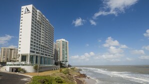 A hotel with a modern design, located near a beach with ocean views. - Hotel Luzeiros São Luis (São Luís)