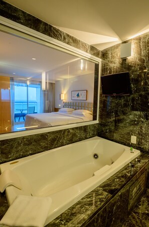 Suite ejecutiva, vistas al mar | Baño | Secador de pelo, toallas, jabón y champú