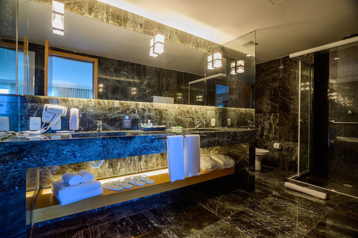 presidential suite | bathroom | hair dryer, towels, soap, shampoo