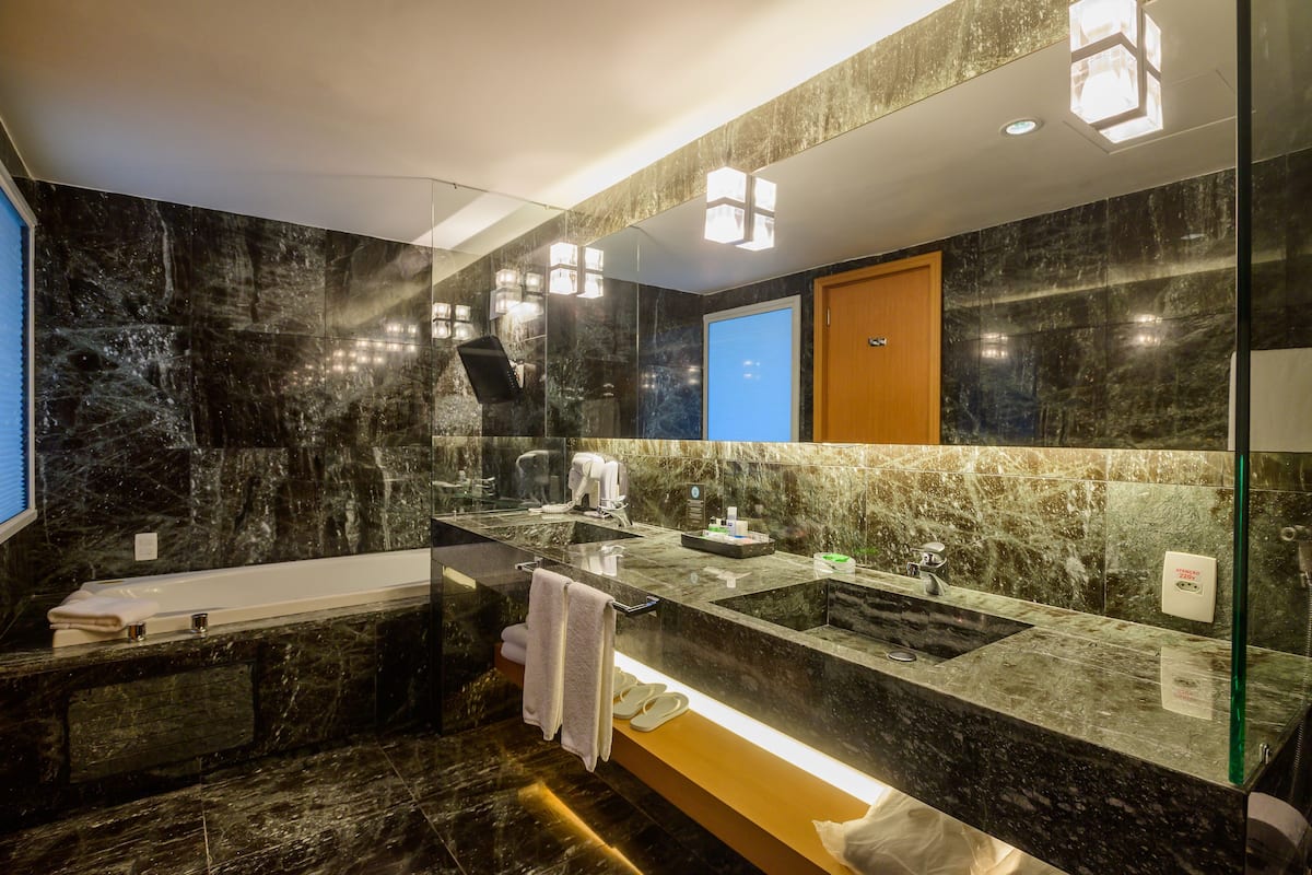 presidential suite | bathroom | hair dryer, towels, soap, shampoo