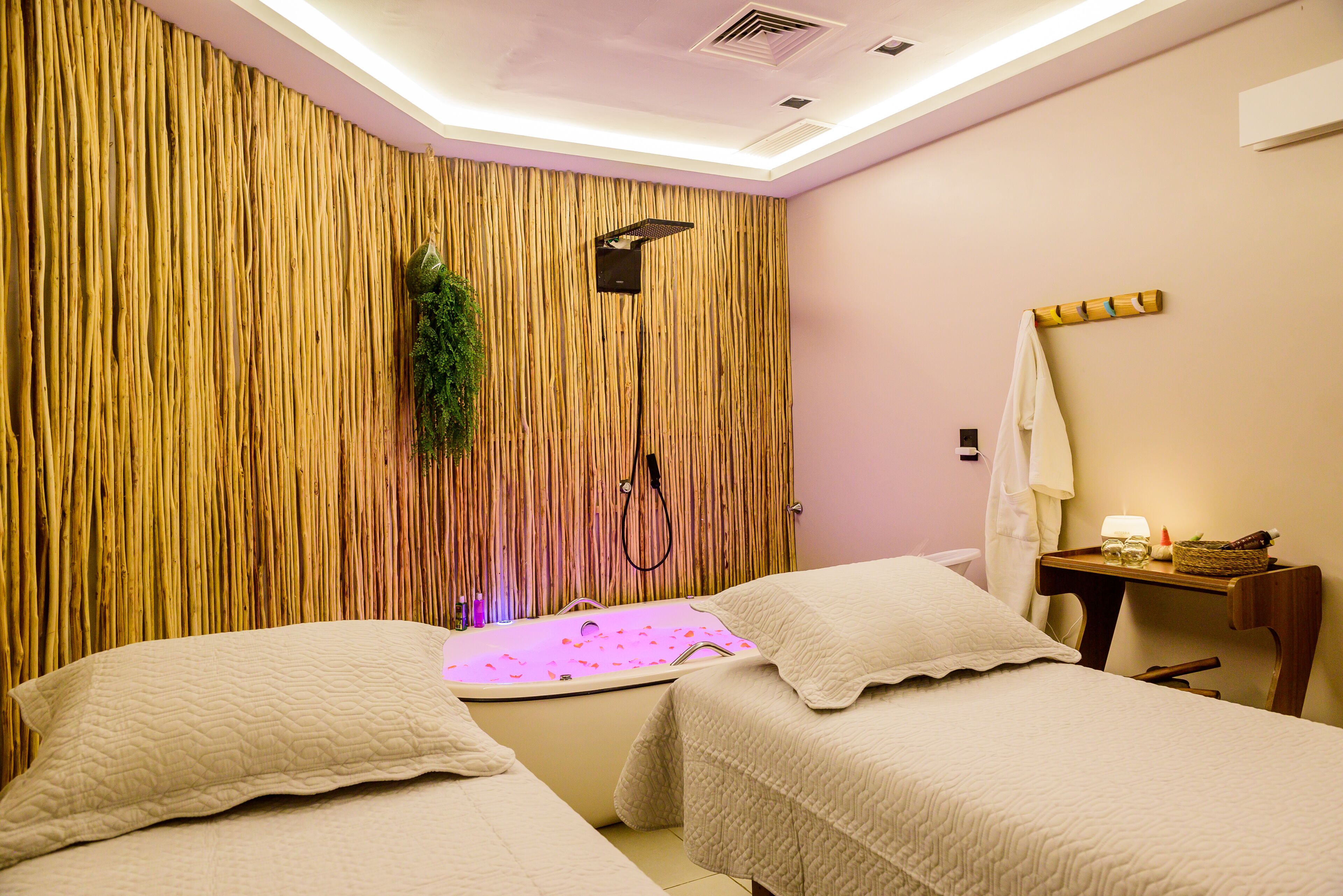 1 treatment room, massages