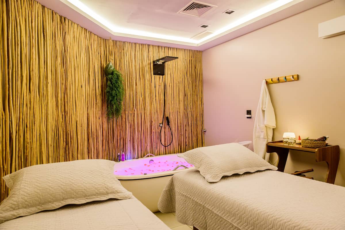 1 treatment room, massages
