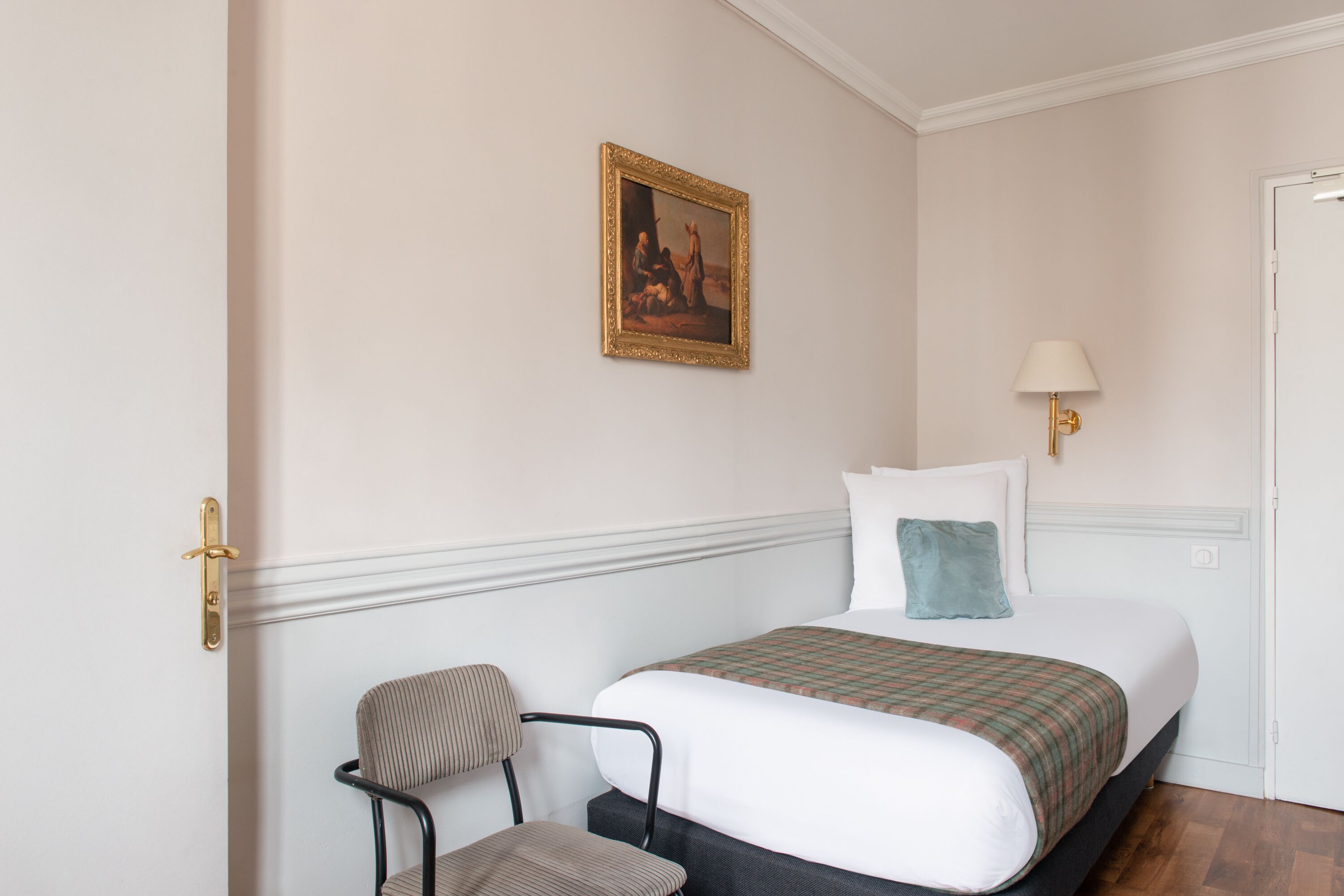 standard single room | 1 bedroom, in-room safe, desk, soundproofing