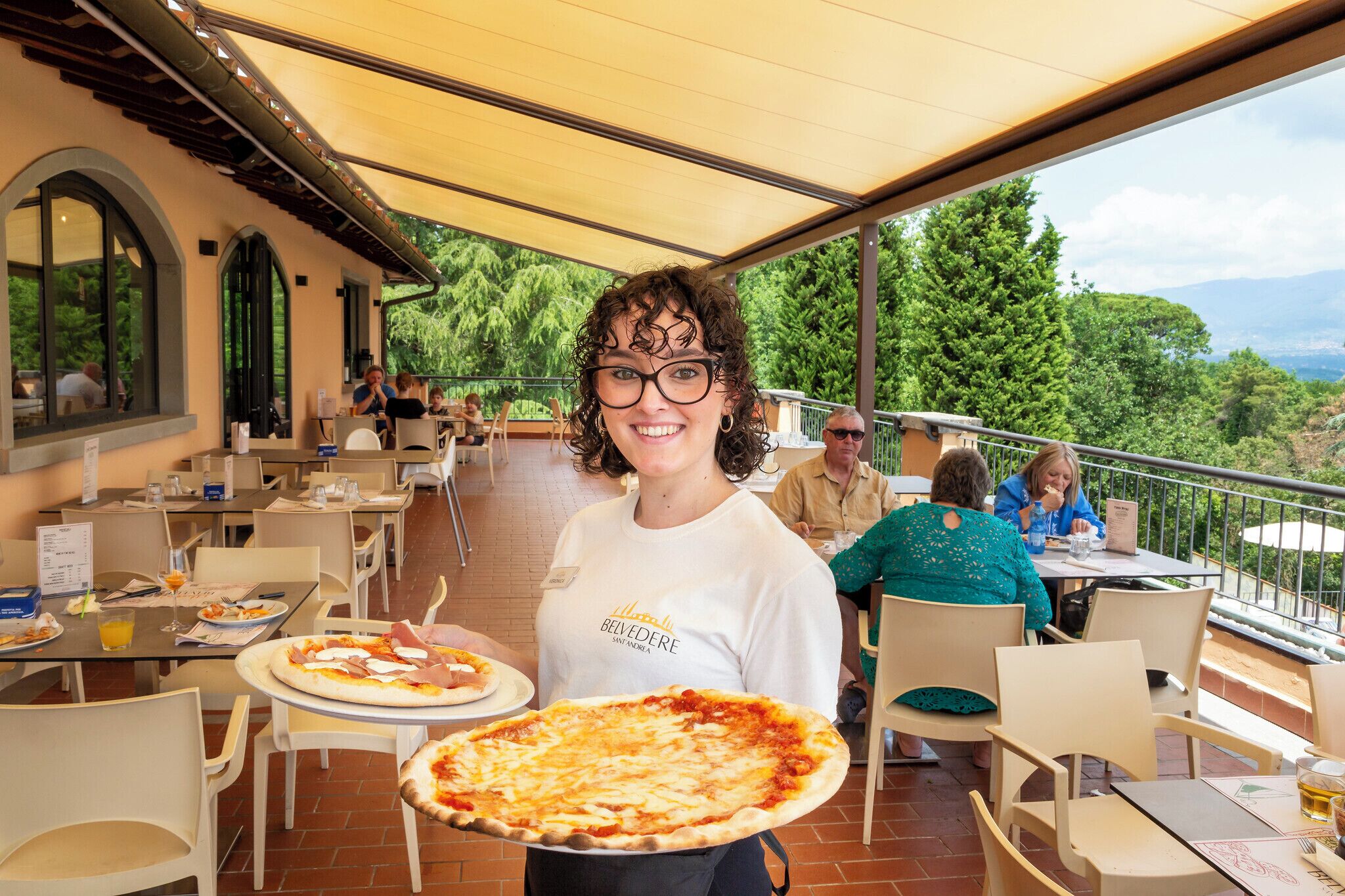 3 restaurants; lunch and dinner served 
