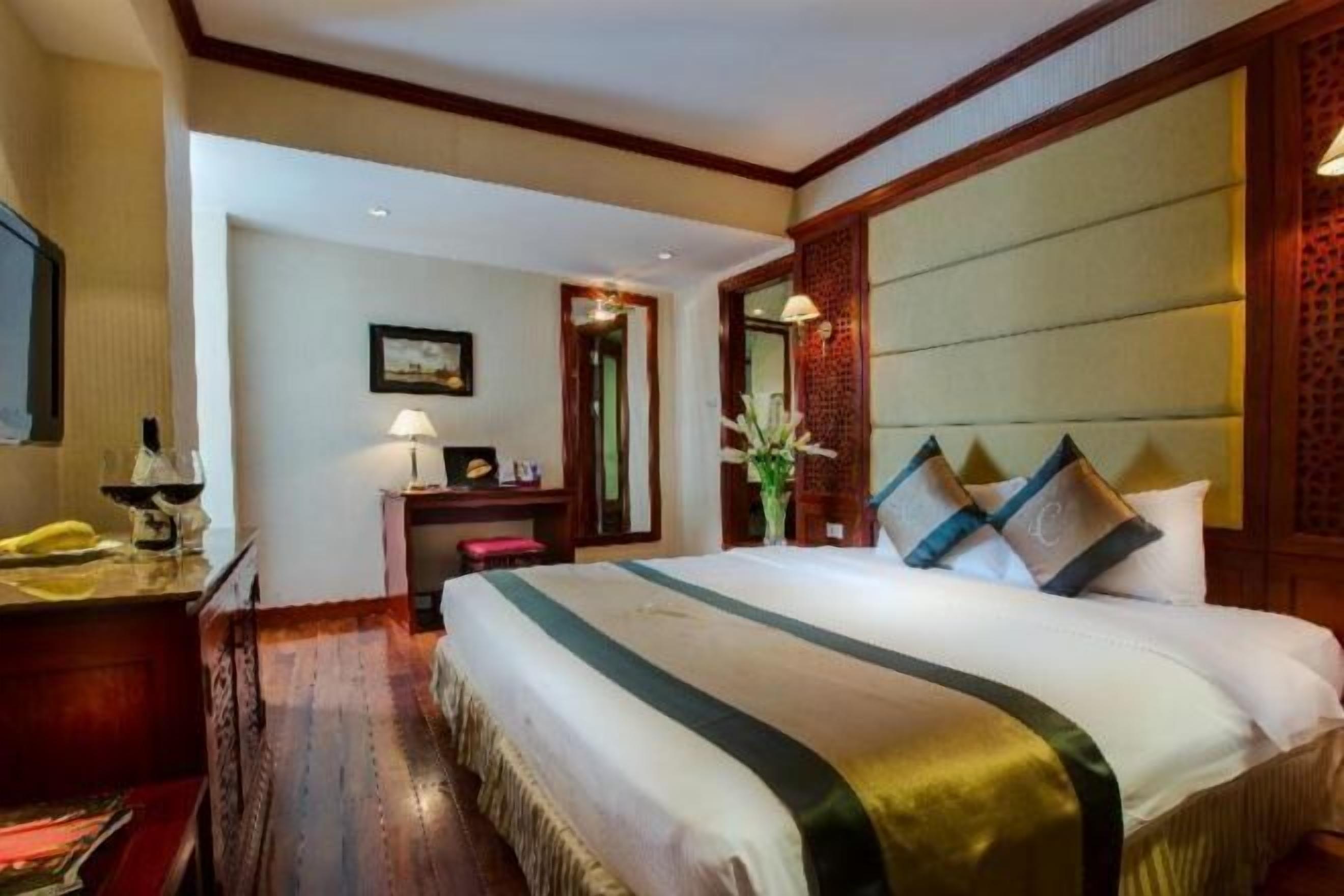 Camas con pillow-top, minibar y caja de seguridad en la habitación 