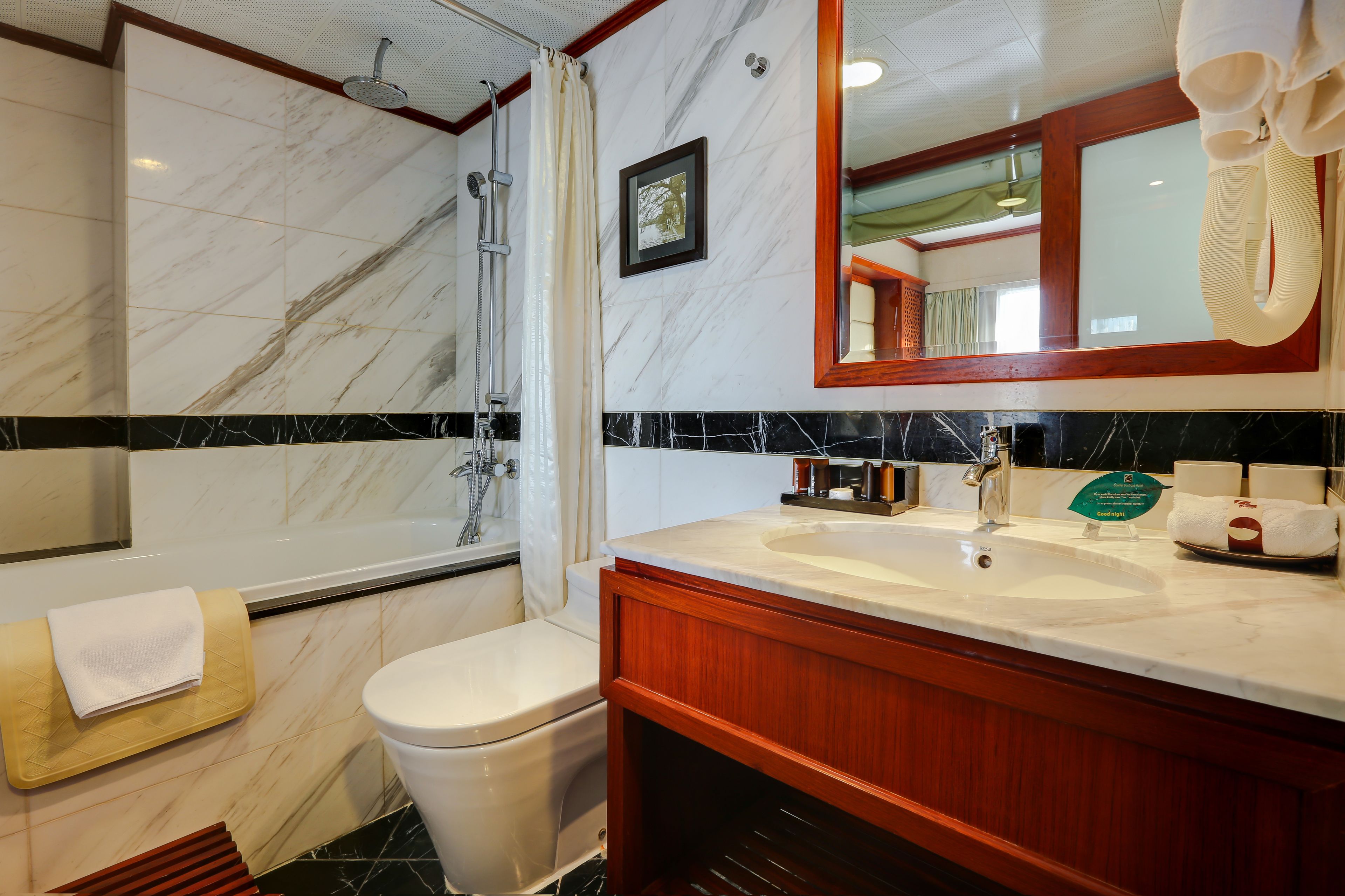 deluxe double or twin room, 1 bedroom, non smoking, city view | bathroom | bathtub, designer toiletries, hair dryer, bathrobes