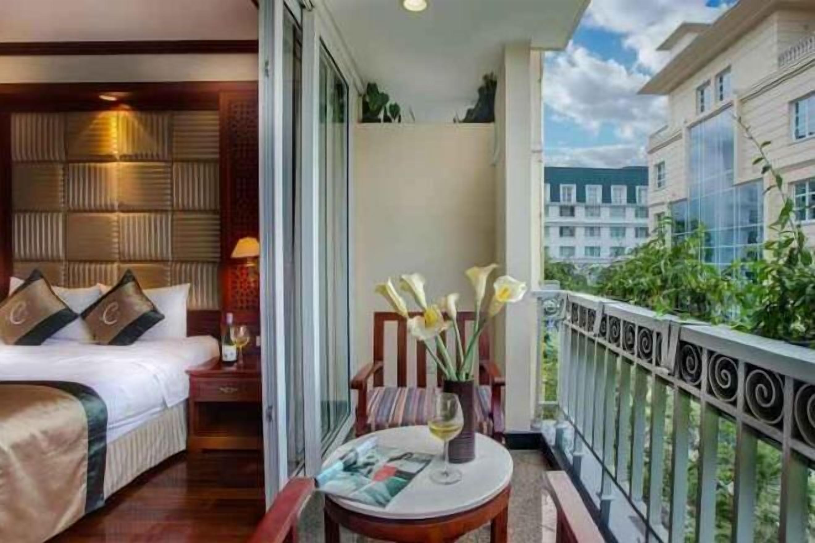 Camas con pillow-top, minibar y caja de seguridad en la habitación 