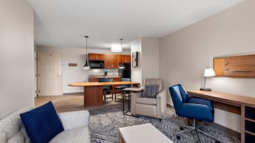 Brankas, meja kerja, tirai kedap cahaya, dan kedap suara