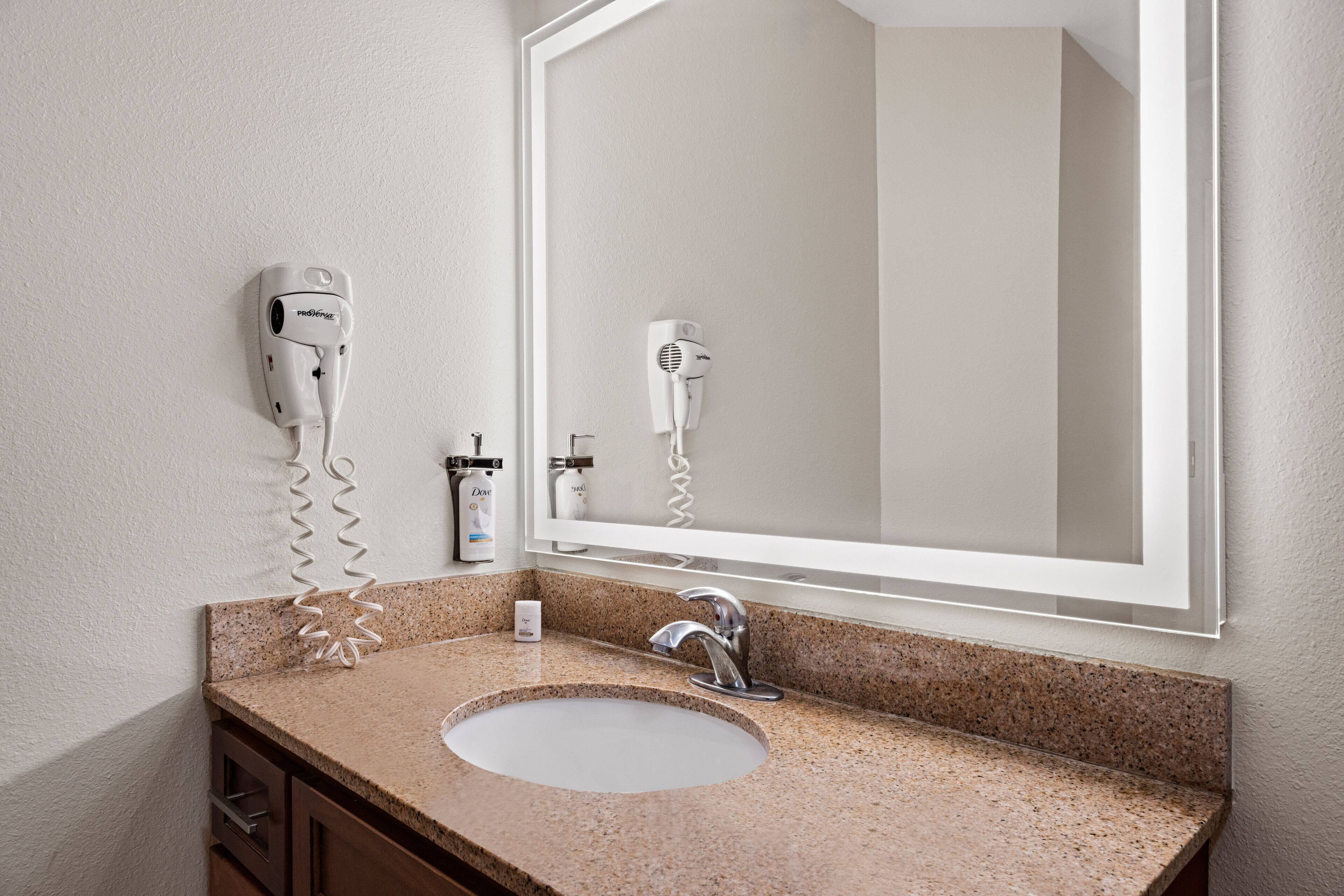 combined shower/bathtub, hair dryer, towels