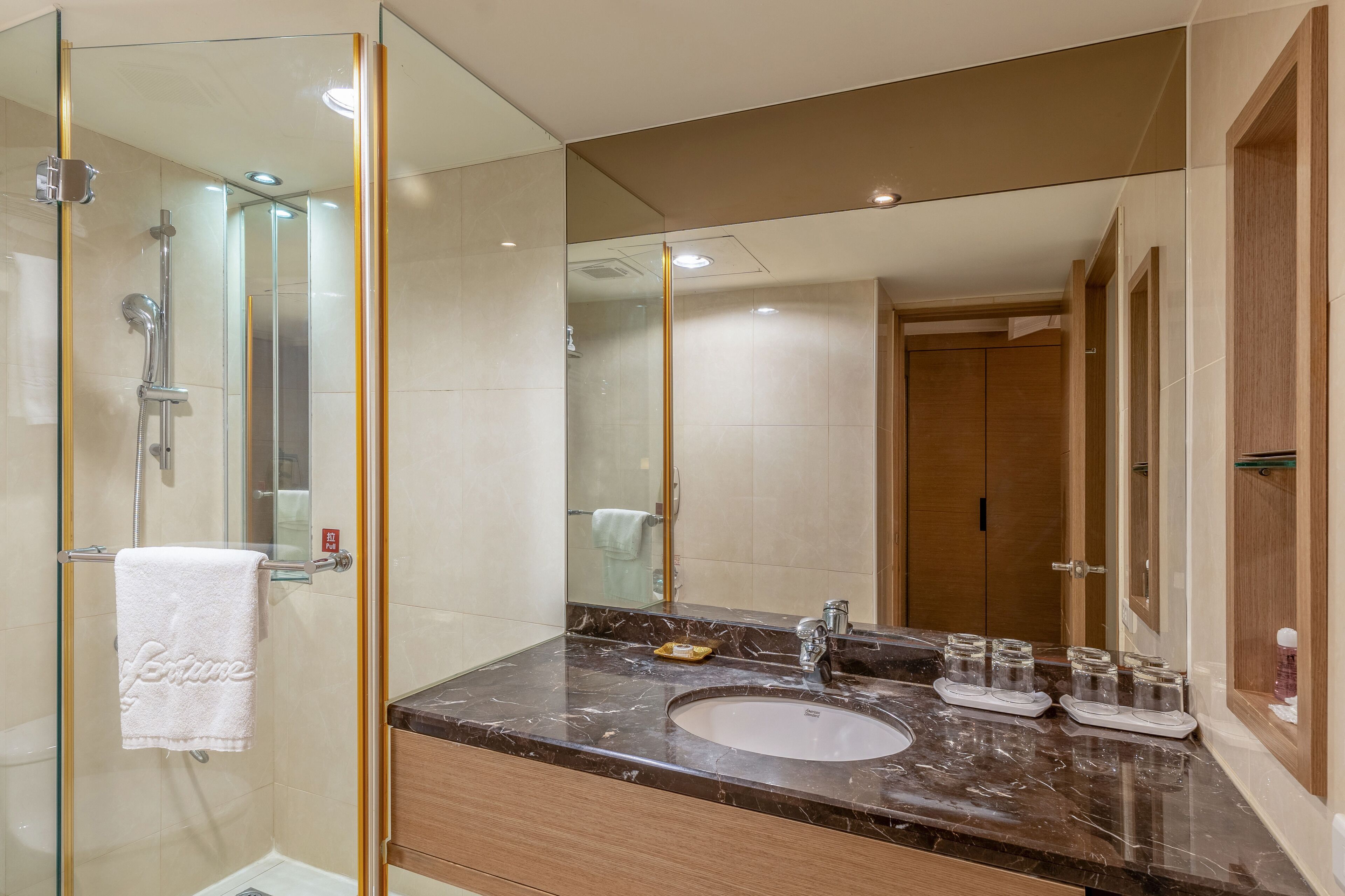 Habitación cuádruple superior | Lavabo del cuarto de baño