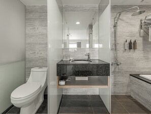 Deluxe Quadruple Room | Bathroom