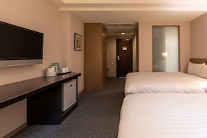 A hotel room with a flat-screen TV, a small kitchenette, two beds, and a door leading to a bathroom. - Guide Hotel Taipei Chongqing (Taipei)