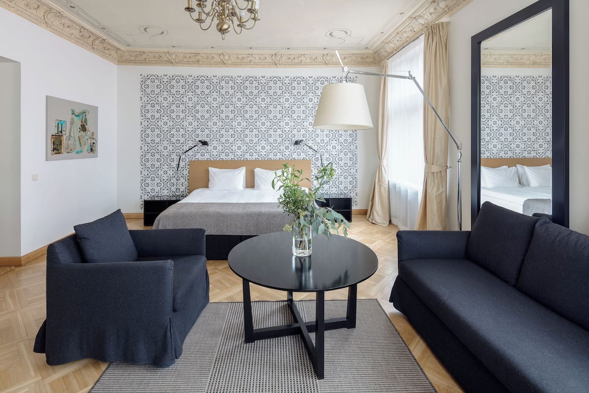 deluxe studio | premium bedding, minibar, in-room safe, desk