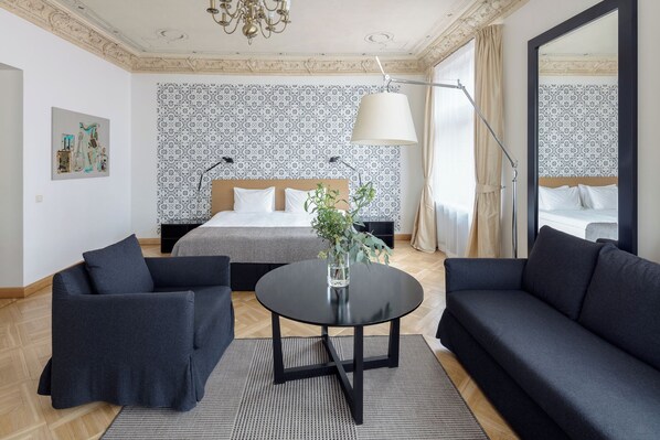 Deluxe-studio | Ylelliset vuodevaatteet, minibaari, tallelokero huoneessa, työpöytä