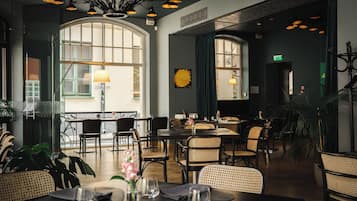 Frühstück, Mittagessen, Abendessen und Brunch werden serviert