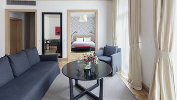 Suite – senior | Sengetøy av topp kvalitet, minibar, safe på rommet og skrivebord